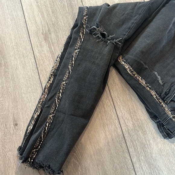 ZARA grey high waist distressed raw hem snakeskin stripe jeans size 10 - Picture 9 of 9